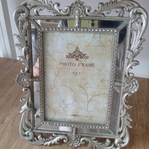 Κορνίζα με Ανάγλυφα Σχέδια