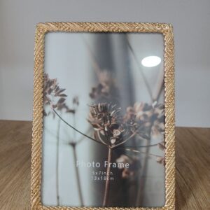 Χρυσή Κορνίζα με Ανάγλυφο Σχέδιο